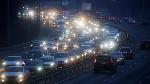 Cars drive towards the exit of the city after Russian President Vladimir Putin authorized a military operation in eastern Ukraine, in Kyiv, Ukraine February 24, 2022. REUTERS/Valentyn Ogirenko