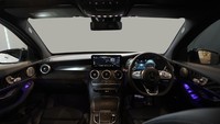 Edition menampilkan interior yang sporty juga. Mercedes-Benz GLC Night Edition dibekali setir dengan desain flat-bottom dengan beberapa tombol fungsi.  Foto: Dok. Mercedes-Benz