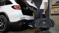 Beralih ke bagian belakang, kini Mercedes-Benz GLC 200 AMG Line Night Edition punya fitur hands-free access untuk membuka bagasinya. Cukup mengayunkan kaki ke kolong mobil, maka pintu bagasi akan terbuka secara otomatis. Foto: Dok. Mercedes-Benz