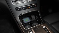 Kini, Mercedes-Benz GLC Night Edition sudah dilengkapi dengan fitur wireless charging. Jadi, baterai gadget bisa dicas secara nirkabel. Foto: Dok. Mercedes-Benz