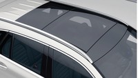 Untuk menambah kesan lapang pada kabin kendaraan, panoramic sliding sunroof sudah dijadikan standar pada kendaraan GLC 200 Night Edition ini. Foto: Dok. Mercedes-Benz