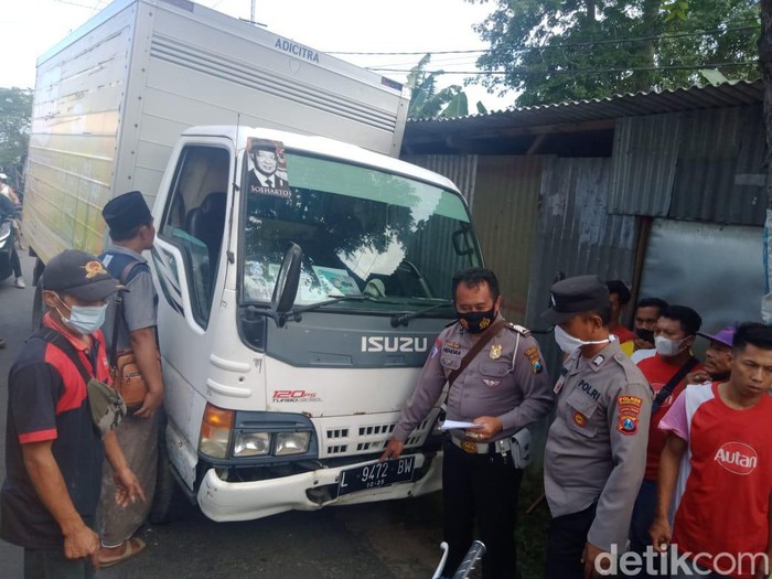 Mobil box di Pamekasan tabrak pemotor.