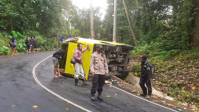 Mobil Elf Rombongan Mahasiswa asal jakarta menuju bali Terguling di Jalur Ijen