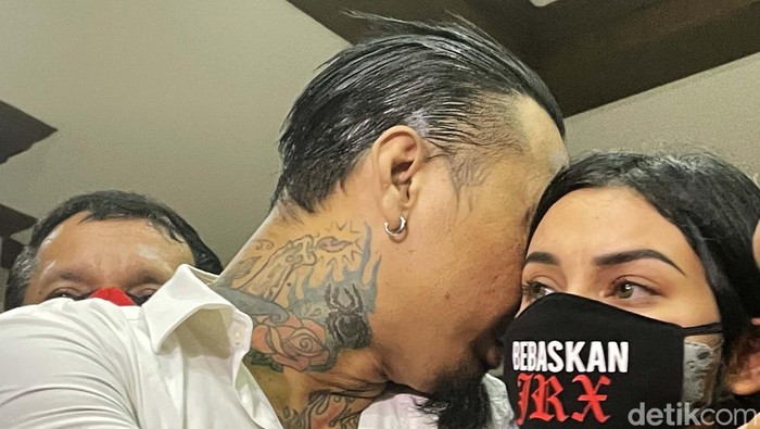 Momen Jerinx Peluk dan Kecup Istri Usai Divonis I Gede Aryastina alias Jerinx divonis 1 tahun penjara dalam sidang di Pengadilan Negeri Jakarta Pusat, Kamis (24/2/2022). Usai sidang vonis tersebut, Jerinx langsung memeluk dan kecup kening istrinya.