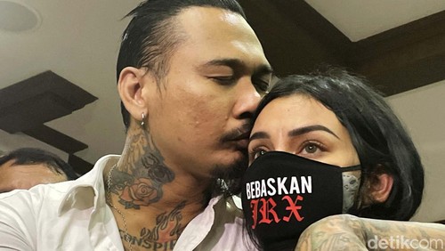 I Gede Aryastina alias Jerinx divonis 1 tahun penjara dalam sidang di Pengadilan Negeri Jakarta Pusat, Kamis (24/2/2022). Usai sidang vonis tersebut, Jerinx langsung memeluk dan kecup kening istrinya.