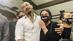 Momen Jerinx Peluk dan Kecup Istri Usai Divonis