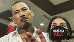 Momen Jerinx Peluk dan Kecup Istri Usai Divonis