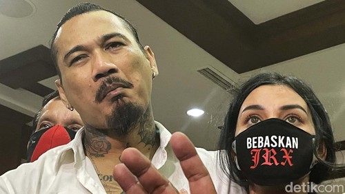 I Gede Aryastina alias Jerinx divonis 1 tahun penjara dalam sidang di Pengadilan Negeri Jakarta Pusat, Kamis (24/2/2022). Usai sidang vonis tersebut, Jerinx langsung memeluk dan kecup kening istrinya.