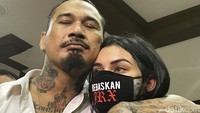 Jerinx memeluk mesra sang istri Nora Alexandra usai sidang di Pengadilan Negeri Jakarta Pusat, Kamis (24/2/2022).