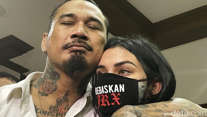 Momen Jerinx Peluk dan Kecup Istri Usai Divonis I Gede Aryastina alias Jerinx divonis 1 tahun penjara dalam sidang di Pengadilan Negeri Jakarta Pusat, Kamis (24/2/2022). Usai sidang vonis tersebut, Jerinx langsung memeluk dan kecup kening istrinya.