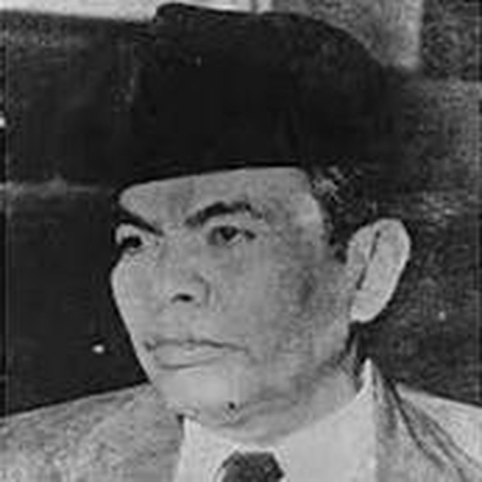 Muhammad Yamin adalah pahlawan Indonesia sekaligus sastrawan tanah air. Ia juga berperan sebagai sekretaris Kongres Pemuda II.