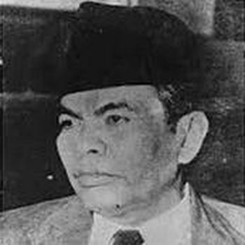 Muhammad Yamin adalah pahlawan Indonesia sekaligus sastrawan tanah air. Ia juga berperan sebagai sekretaris Kongres Pemuda II.