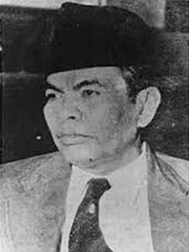 Muhammad Yamin adalah pahlawan Indonesia sekaligus sastrawan tanah air. Ia juga berperan sebagai sekretaris Kongres Pemuda II.
