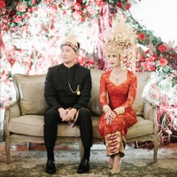 Nadia Saphira tampil cantik berkebaya merah dengan aksesori kepala khas pengantin Palembang saat menikahi Mikael Mirdad pada Desember 2019. Kebaya rancangan Resna Official itu dipadankan dengan songket berwarna senada. Foto: Instagram/@nadsap