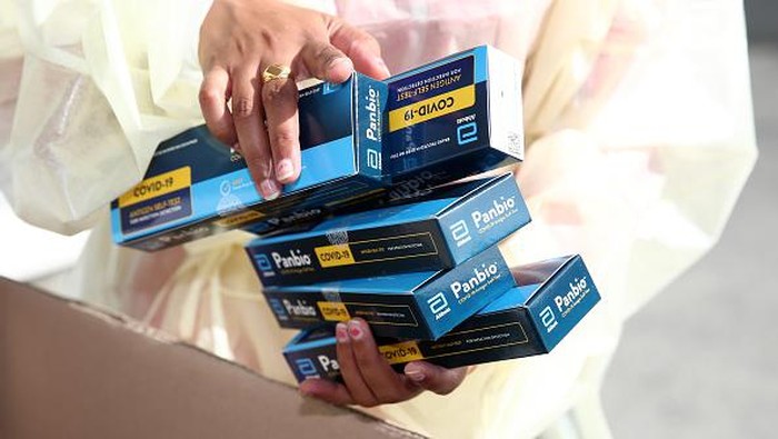 AUCKLAND, NEW ZEALAND - FEBRUARY 24: Te Whanau o Waipareira essential heath workers hand out Rapid Antigen Tests to the waiting queue of cars in Henderson on February 24, 2022 in Auckland, New Zealand. Rapid antigen tests (RAT) are being given to people who present at community COVID-19 testing centres in Auckland from today, as demand for COVID-19 testing has increased due to the Omicron outbreak. People will still be able to get PCR tests at Auckland centres but will be able to test themselves at home with a RAT to get an indication of whether or not they have COVID-19. A positive RAT result does now not require any further testing.  (Photo by Fiona Goodall/Getty Images)