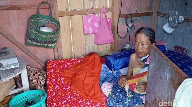 Surati, nenek buta yang tinggal sendiri di gubuk yang berada di atas saluran drainase di Grobokan.