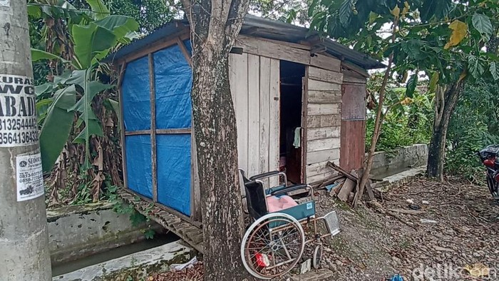 Surati, nenek buta yang tinggal sendiri di gubuk yang berada di atas saluran drainase di Grobokan.