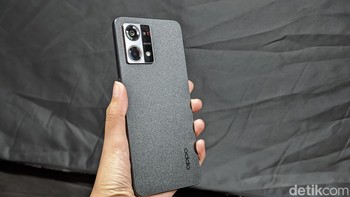 Oppo Reno7 5G harganya Rp 5,9 juta. Foto: Virgina Maulita Putri/detikINET