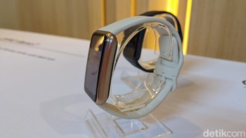 Jam tangan ini memiliki bobot 32,6 gram dan baterai 230 mAh. Tapi baterainya diklaim dapat bertahan hingga 14 hari. Foto: Virgina Maulita Putri/detikINET