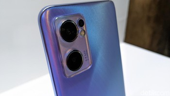 Reno7 5G hadir dengan tiga kamera belakang yang terdiri dari kamera utama 64 MP, kamera ultrawide 8 MP, dan kamera makro 2 MP. Di bagian depan tersedia kamera selfie 32 MP. Foto: Virgina Maulita Putri/detikINET