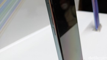 Oppo Reno7 Z 5G mengusung Ultra-Slim Retro Design dengan desain bingkai samping yang datar ala iPhone 13. Ponsel ini dibekali denganchipset Snapdragon 695 yang dipadukan dengan RAM 8GB dan ROM 256GB. Foto: Virgina Maulita Putri/detikINET