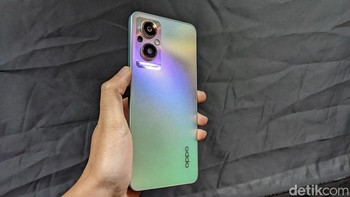 Di bagian belakang terdapat tiga kamera yang terdiri dari kamera utama 64 MP, kamera bokeh 2 MP, dan kamera makro 2 MP. Foto: Virgina Maulita Putri/detikINET