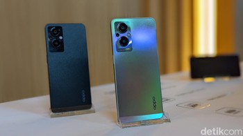 Oppo Reno7 Z 5G hadir dalam dua pilihan warna yaitu Rainbow Spectrum dan Cosmic Black. Foto: Virgina Maulita Putri/detikINET