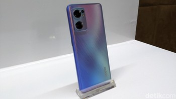 Oppo akan meluncurkan trio Reno7 series di Indonesia dalam waktu dekat. Ini adalah penampakan Oppo Reno7 5G yang mengusung chipset MediaTek Dimensity 900. Foto: Virgina Maulita Putri/detikINET
