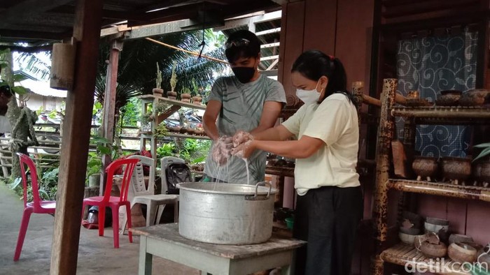 Pasutri di Manado, Sulut produksi minyak goreng sendiri (detiksulsel/Trisno Mais)