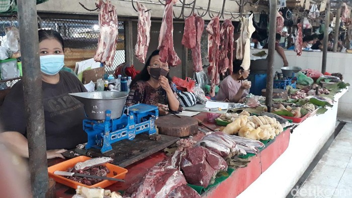 Pedagang daging sapi di Pasar Gede Solo, Kamis (24/2/2022).