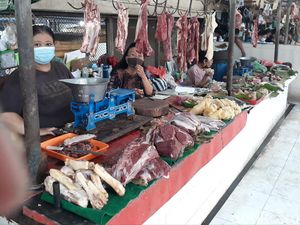 Cek Harga di Pasar Solo: Daging Sapi Stabil, Daging Ayam Merangkak Naik