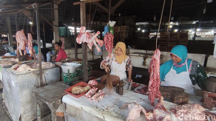 Pedagang daging sapi di relokasi Pasar Johar, Kamis (24/2/2022).