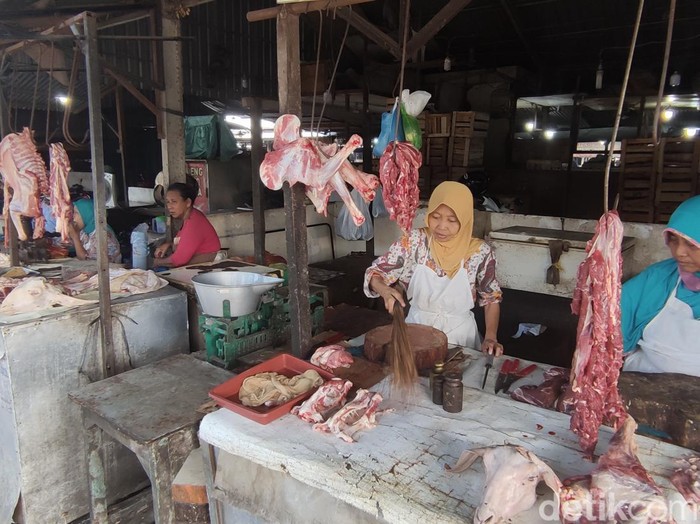 Pedagang daging sapi di relokasi Pasar Johar, Kamis (24/2/2022).