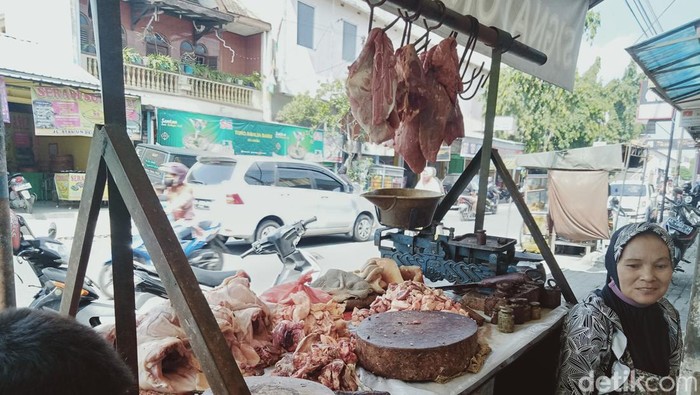 Pedagang daging sapi di Pasar Klaten.