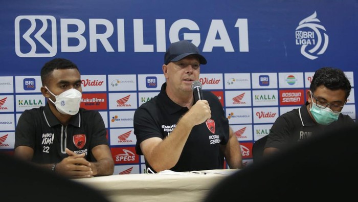 Pelatih PSM Makassar saat konferensi pers jelang laga melawan Bhayangkara FC.