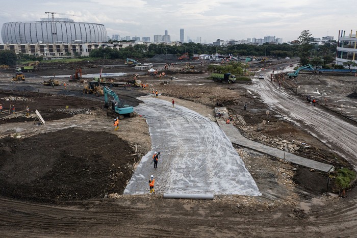 Sejumlah pekerja menyelesaikan pembangunan Jakarta International E-Prix Circuit (JIEC) di kawasan Taman Impian Jaya Ancol, Jakarta, Rabu (23/2/2022).  Menurut PT Jakarta Propertindo (Jakpro), pembangunan JIEC yang ditargetkan selesai dalam waktu tiga bulan itu saat ini telah mencapai 28 persen. ANTARA FOTO/M Risyal Hidayat/rwa.