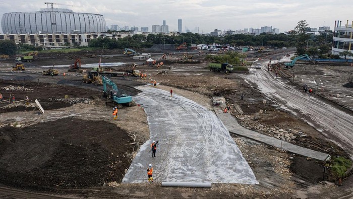 PEMBANGUNAN JAKARTA INTERNATIONAL E-PRIX CIRCUIT Sejumlah pekerja menyelesaikan pembangunan Jakarta International E-Prix Circuit (JIEC) di kawasan Taman Impian Jaya Ancol, Jakarta, Rabu (23/2/2022). Menurut PT Jakarta Propertindo (Jakpro), pembangunan JIEC yang ditargetkan selesai dalam waktu tiga bulan itu saat ini telah mencapai 28 persen. ANTARA FOTO/M Risyal Hidayat/rwa.