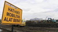 Sejumlah alat berat dikerahkan untuk memadatkan tanah yang selanjutnya akan diaspal.  