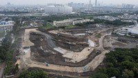 Jakarta International E-Prix Circuit (JIEC) memiliki 18 tikungan dengan pemandangan Jakarta International Stadium (JIS). Desain sirkuit ini disebut mirip kuda lumping.  