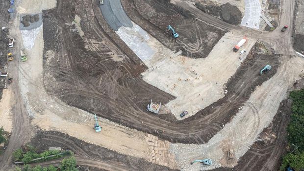 Sejumlah pekerja menyelesaikan pembangunan Jakarta International E-Prix Circuit (JIEC) di kawasan Taman Impian Jaya Ancol, Jakarta, Rabu (23/2/2022).  Menurut PT Jakarta Propertindo (Jakpro), pembangunan JIEC yang ditargetkan selesai dalam waktu tiga bulan itu saat ini telah mencapai 28 persen. ANTARA FOTO/M Risyal Hidayat/rwa.