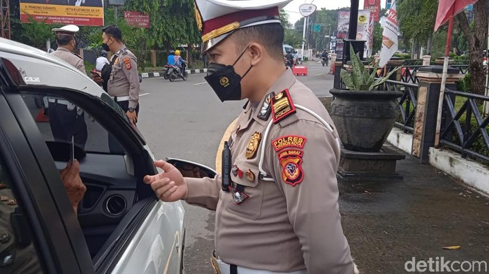 Pemeriksaan kartu vaksin dan surat antigen H-1 bagi kendaraan di Kota Cirebon.