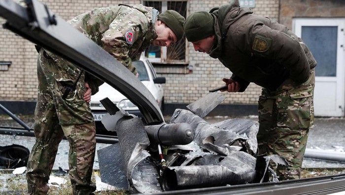 Penampakan Rudal Rusia yang Hantam Ukraina Rusia telah melakukan serangan rudal terhadap infrastruktur Ukraina. Ini dia penampakan sisa-sisa rudal yang hantam Ukraina.