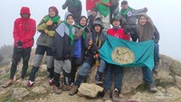 Berfoto di puncak gunung Latimojong