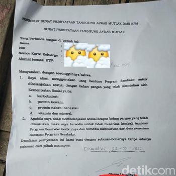 Penerima bansos di Brebes dipaksa beli beras dan telur dari pemasok yang mangkal di Balai Desa Cikeusal Kidul,Kamis (24/2/2022).