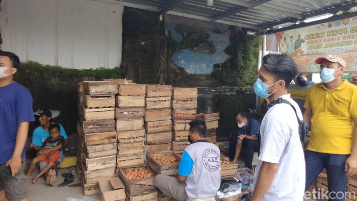 Penerima bansos di Brebes dipaksa beli beras dan telur dari pemasok yang mangkal di Balai Desa Cikeusal Kidul,Kamis (24/2/2022).