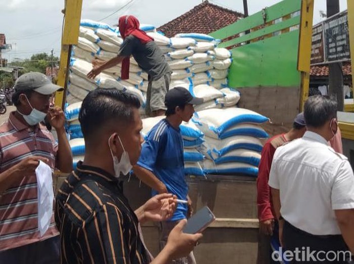 Penerima bansos di Brebes dipaksa beli beras dan telur dari pemasok yang mangkal di Balai Desa Cikeusal Kidul,Kamis (24/2/2022).