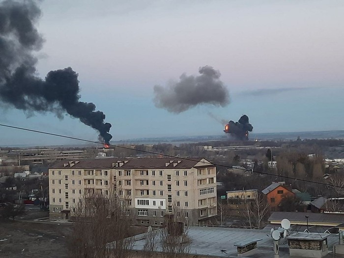 Intel Slava membagikan rekaman yang terjadi di sejumlah kota di Ukraina saat Rusia meluncurkan invasi penuh pada Kamis (24/2/2022) waktu setempat.