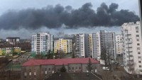 Otoritas Ukraina telah menutup wilayah udaranya untuk pesawat sipil. Menteri Luar Negeri Ukraina Dmytro Kuleba mengatakan dalam postingan di Twitter bahwa negaranya menghadapi invasi skala penuh.  
