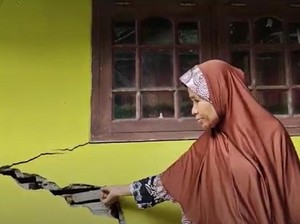 Cerita Warga Lebak Alami Pergerakan Tanah, Rumah-Jalanan Retak