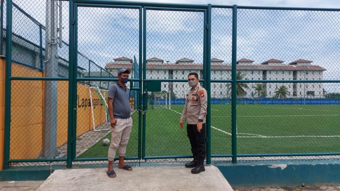 Polisi lepas police line di Lapangan Ingub Muara Angke (Dok. Polsek Sunda Kelapa)